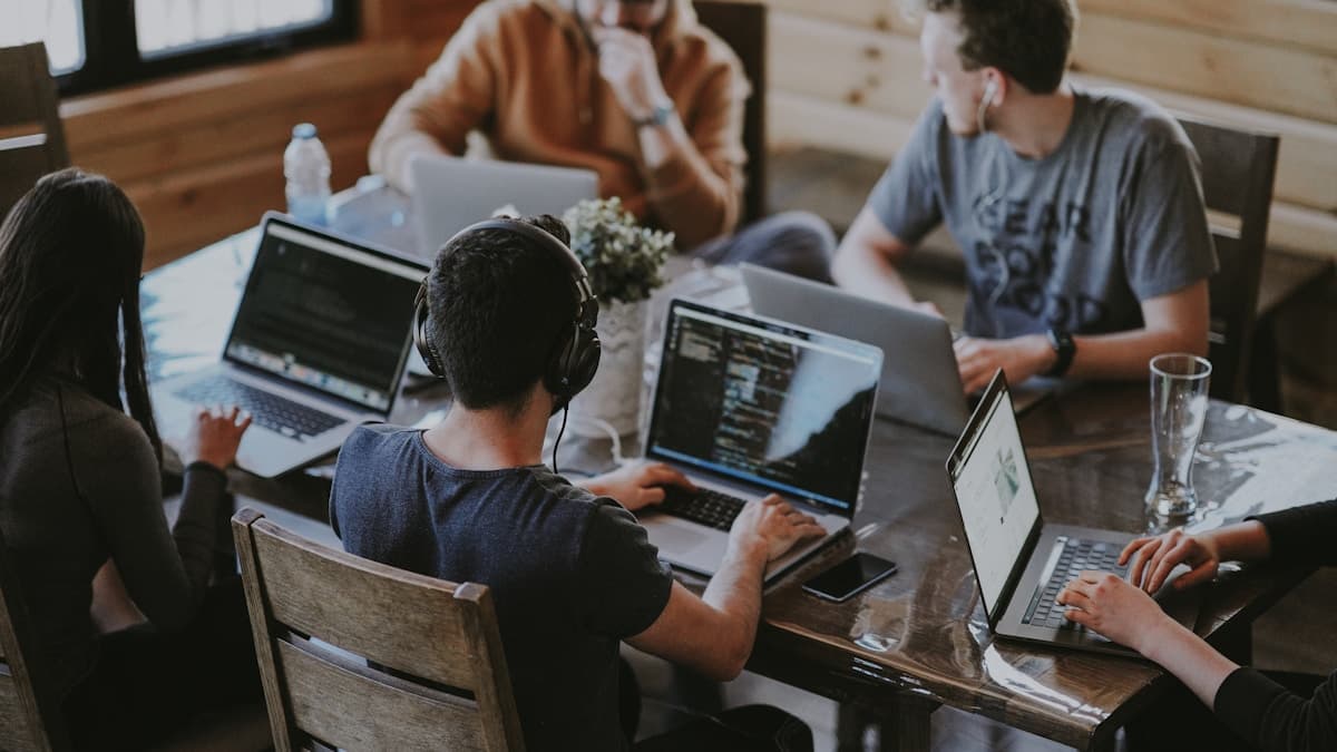 Equipe em escritório — WhatsApp empresas em Vitória