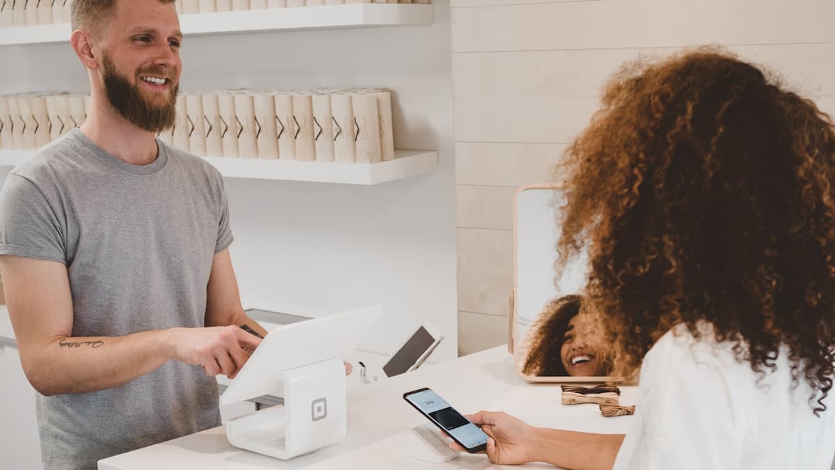 Equipe de atendimento usando WhatsApp Business no computador