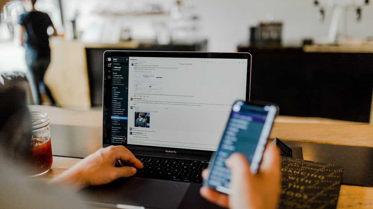 Smartphone com apps de mensagem — mudanças Meta WhatsApp 2026